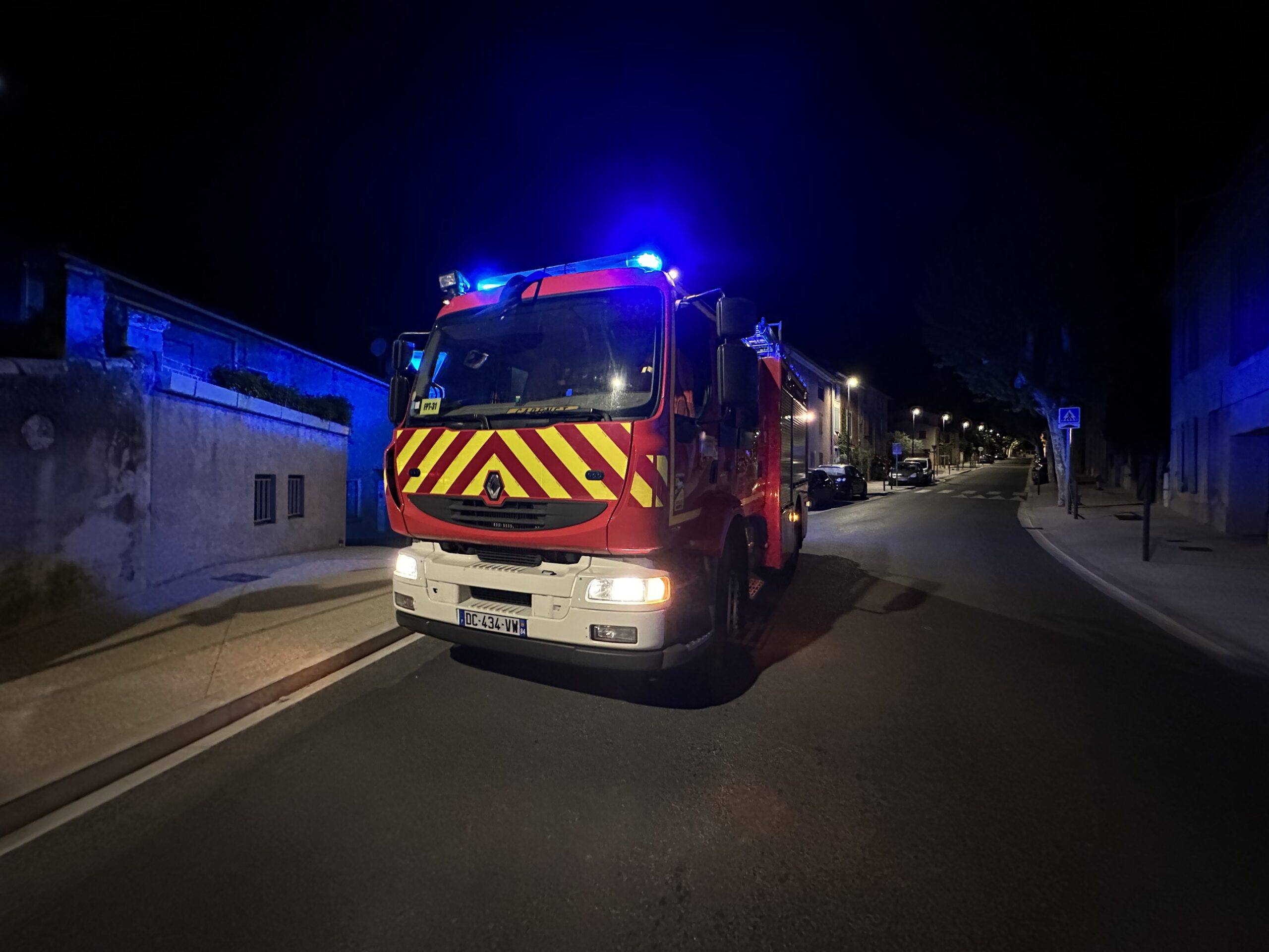 Camion de sapeurs-pompiers en intervention de nuit, gyrophares allumés