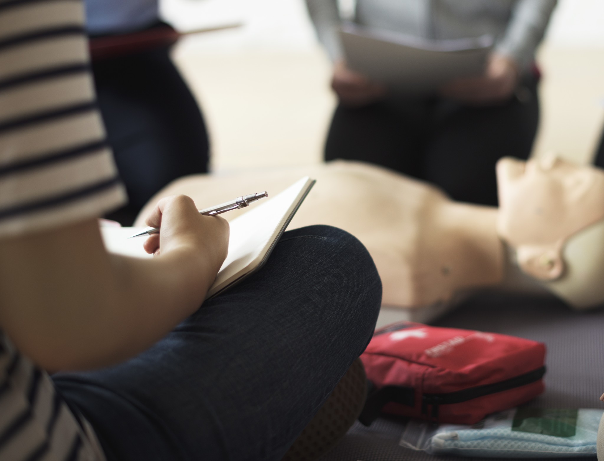 Formation aux gestes de premiers secours – massage cardiaque sur mannequin