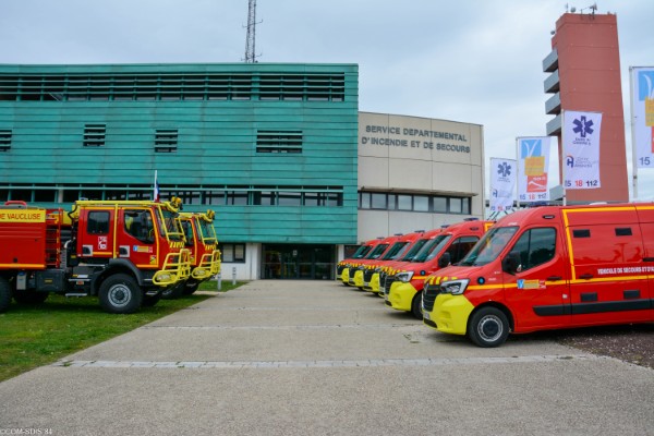 Véhicules d'intervention du SDIS alignés devant le centre de secours