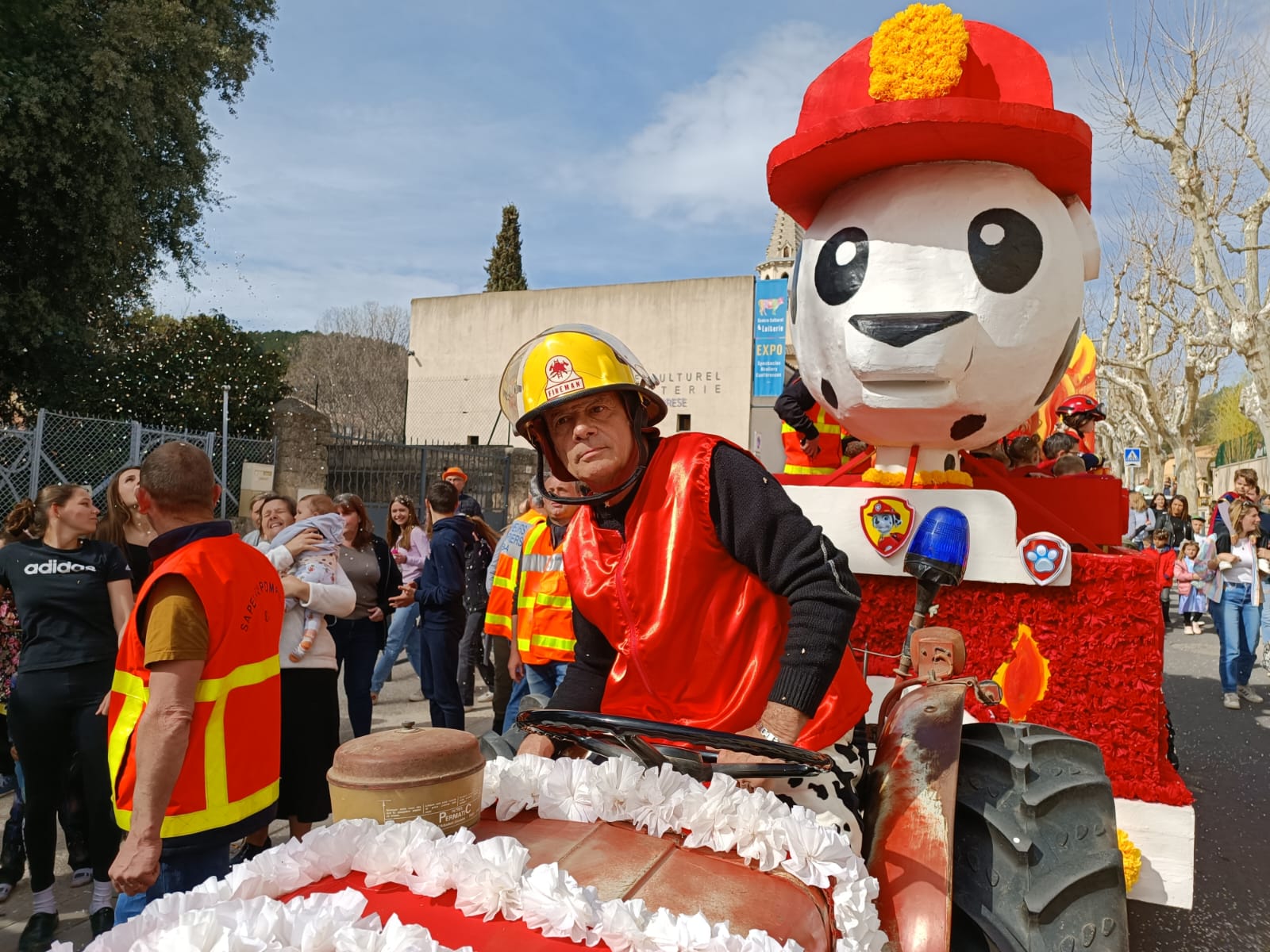 Mascotte pompier lors d'un événement de l'Amicale