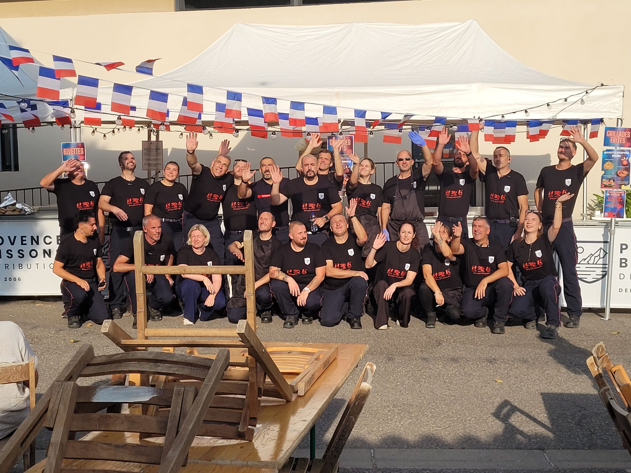 Photo de groupe de l'équipe du bal des pompiers de Cadenet